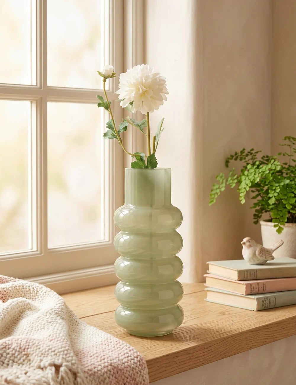 Vase Ribbo, Hellgrün – dekoriert im Wohnambiente