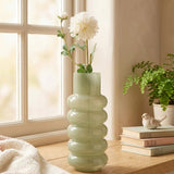 Vase Ribbo, Hellgrün – dekoriert im Wohnambiente