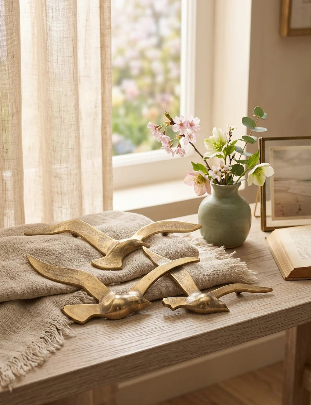 Wandobjekt Birdy gold – dekoriert im Wohnambiente