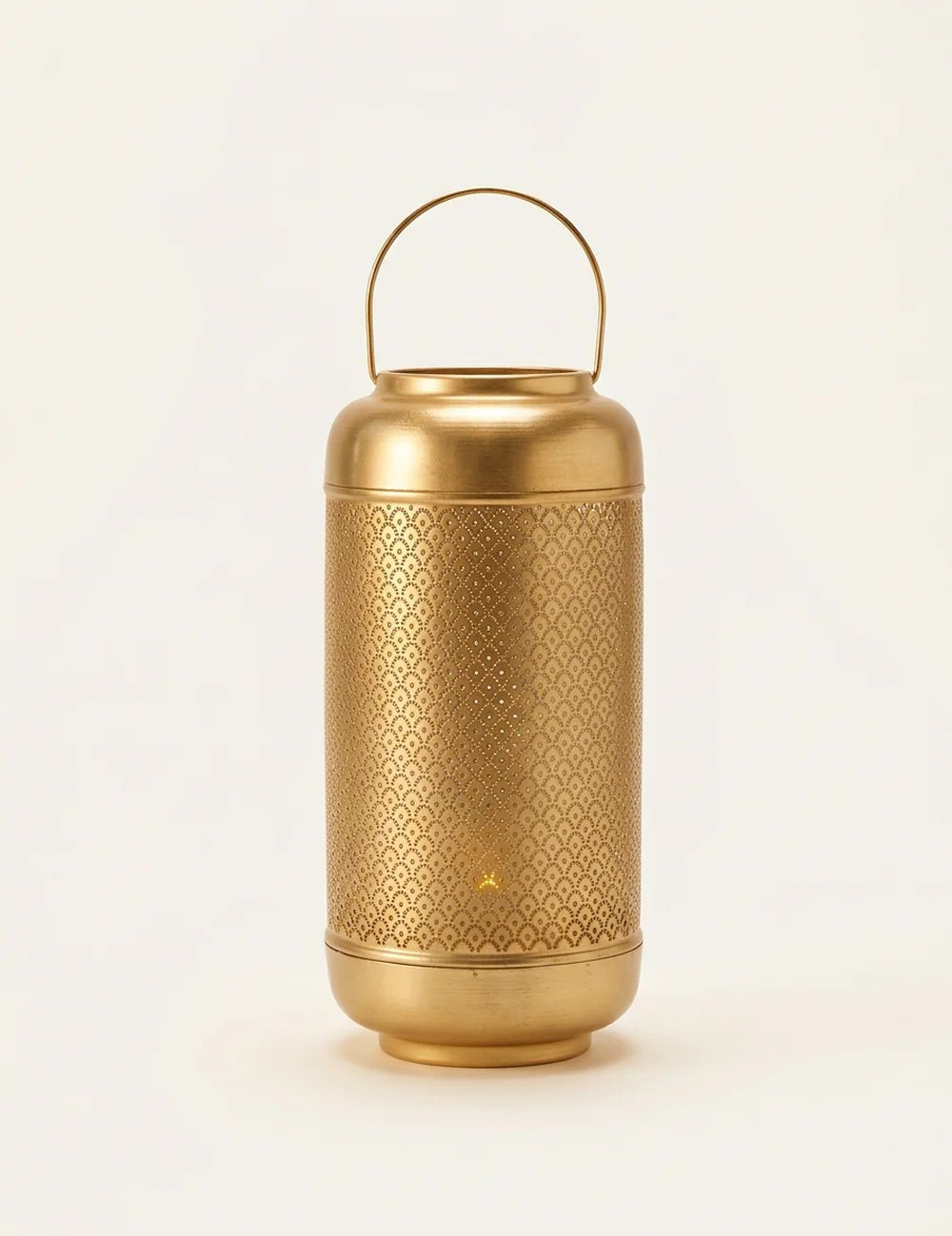 Windlicht Balance Laterne aus goldfarbenem Metall mit perforiertem Ornamentmuster