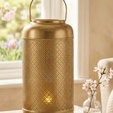 Goldenes Windlicht Balance mit warmem Kerzenlicht am sonnigen Fenster