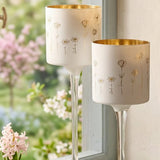 Windlicht Davina Glaskelche mit goldenen Blumenmotiven im Fensterlicht