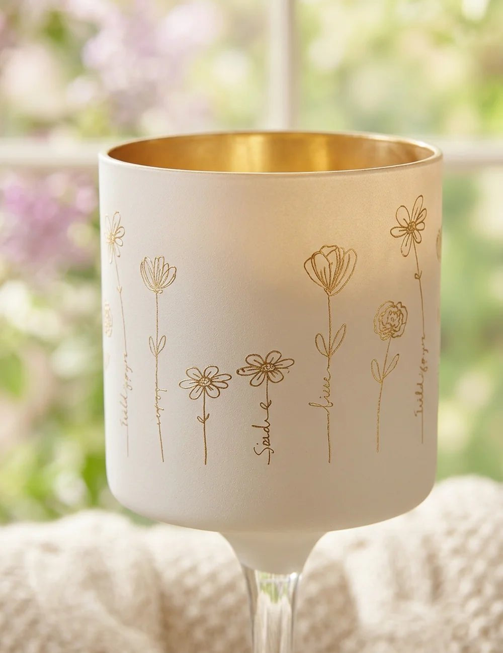 Nahaufnahme goldene Wildblumen-Illustrationen auf Windlicht Davina