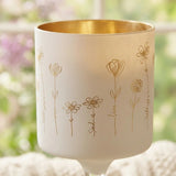 Nahaufnahme goldene Wildblumen-Illustrationen auf Windlicht Davina